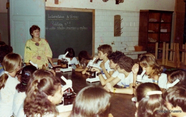 1987 - Aula prática no Laboratório de Ciências
